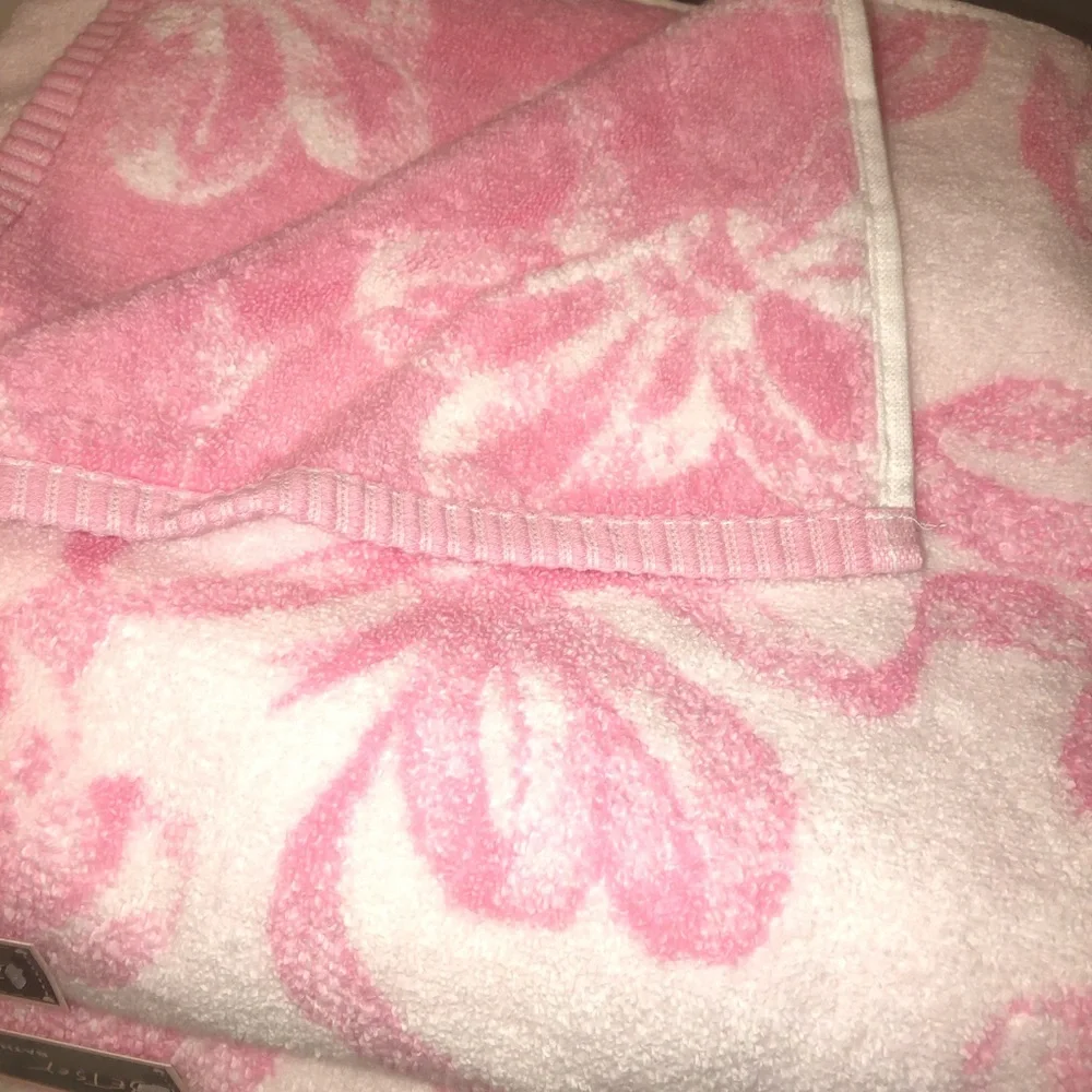 🎀 Betsey Johnson Pink and White Pink Coquette Bow Bath Towels - Set of 2
